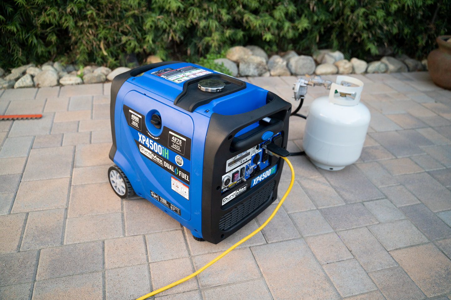 DuroMax XP2300IH 1800W/2300W 80cc CO Alert Dual Fuel Inverter Generator New